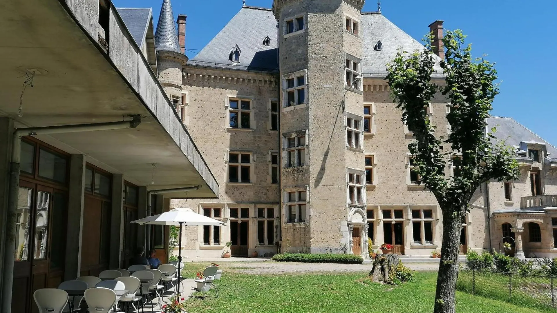 Grand Gite Du Chateau De St Geoire Saint-Geoire-en-Valdaine 0*,  France