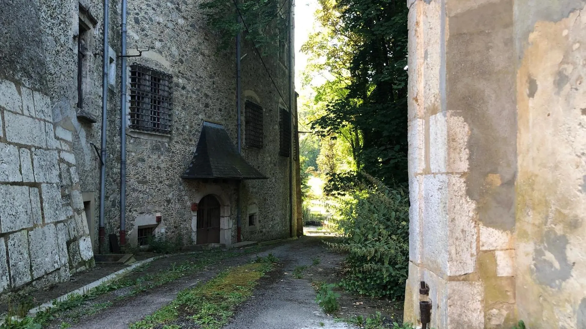 Grand Gite Du Chateau De St Geoire Saint-Geoire-en-Valdaine 0*,